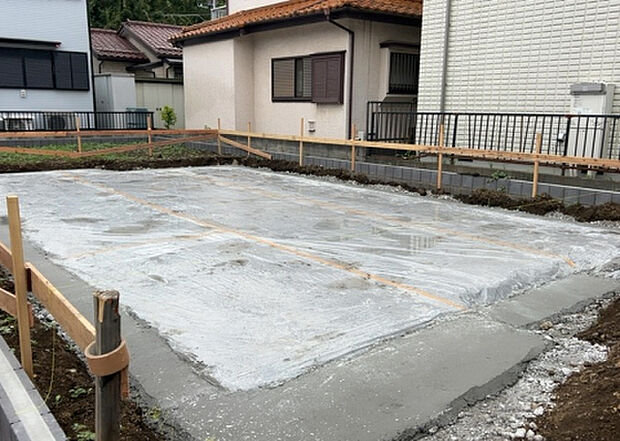 【構造・工法・仕様_2】ベタ基礎とは、柱の位置に関係なく全体に基礎がある事を指し、面積が大きい分建物の重さを全体に分散できます。また、地面からの湿気や害虫を遮断でき、木造住宅で心配されるシロアリ被害を防ぐ効果も期待できます。