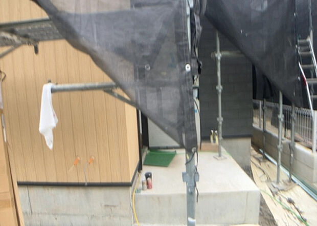 【玄関_2】玄関は、狭すぎると複数人で使いにくく、広すぎても無駄な空間になりがちです。最低2畳を目安にして、家の広さとの兼ね合いや家族の人数を考慮して決めるとよいでしょう。現地を見学して快適な玄関を選びましょう!