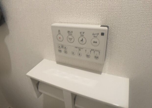 【ウォシュレット（リモコン）】ウォシュレットは、衛生面だけでなく、快適性も向上させる便利な設備です。洗浄機能の種類や水温調節機能など、様々な機能が付いたものが多くあります。リモコンも、操作が簡単で、使いやすいものを選びましょう。