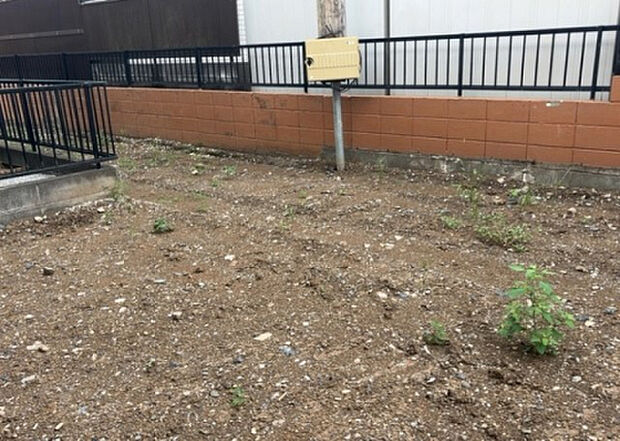【玄関_2】玄関は、狭すぎると複数人で使いにくく、広すぎても無駄な空間になりがちです。最低2畳を目安にして、家の広さとの兼ね合いや家族の人数を考慮して決めるとよいでしょう。現地を見学して快適な玄関を選びましょう!