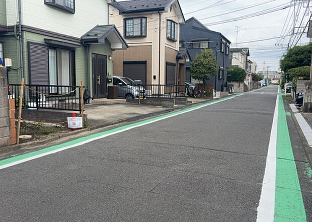 【前面道路含む現地写真_2】お持ちの車種によっては前面道路が広い方が便利でしょう。しかし、前面道路が広ければその分交通量が多くなるため、騒音などが気になる場合があります。実際に現地を見学し、周辺交通量や騒音などを確認しましょう!