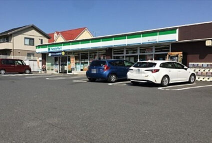 ファミリーマート　厚木上依知店 136m(徒歩2分)