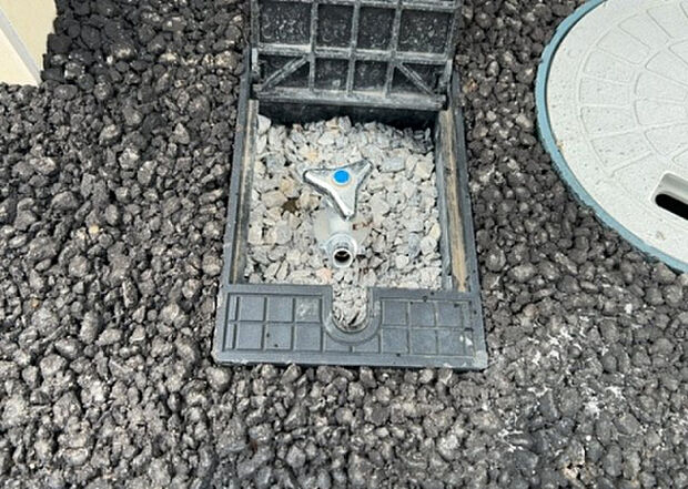 【その他設備】敷地内には、散水栓や立水栓があります。水道水を直接利用できるため、水を運ぶ手間を省くことが出来ます。大量の水を必要とする洗車作業や清掃などに役立ちます。その他設備とあわせて、現地でご確認ください。