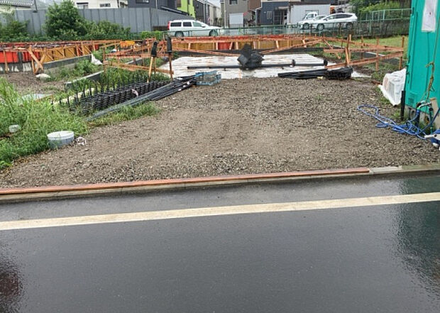 【前面道路含む現地写真_2】前面道路の幅員や歩道の有無、近隣の建物との距離感などは、実際の生活の利便性や安全性に大きく影響します。複数のアングルから前面道路の状況を確認することで、より具体的に生活イメージを描けます。