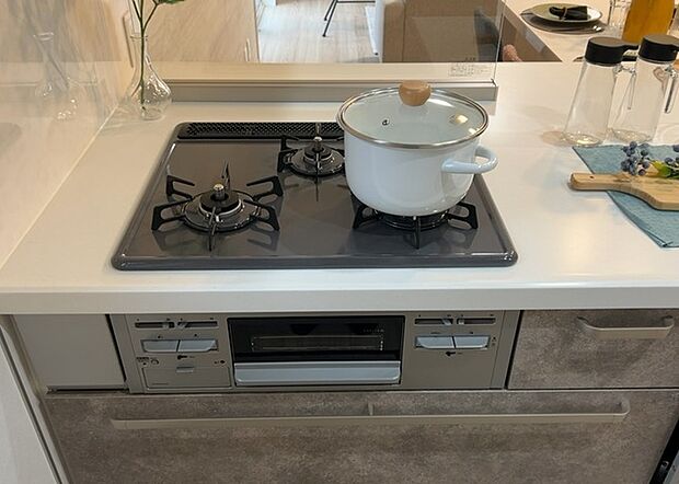 【キッチンコンロ】キッチンコンロは、料理の質を大きく左右する重要な設備です。火力調整のしやすさ、グリル機能の有無、安全装置の充実度など、選ぶポイントがたくさんあります。特に、IHクッキングヒーターは、お手入れのしやすさや安全性が高く、近年人気が高まっています。