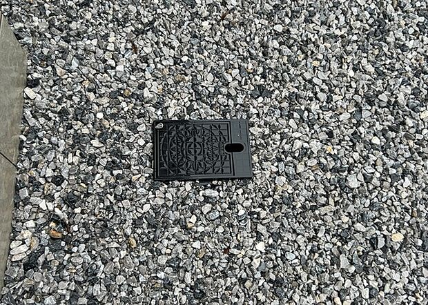 【外水栓】外水栓は、庭の水やりや洗車など、様々な用途に使える便利な設備です。ホースがしっかりと接続できるもの、水圧が安定しているものなど、使い勝手の良いものを選びましょう。また、凍結防止機能が付いているものなら、冬場でも安心して使用できます。