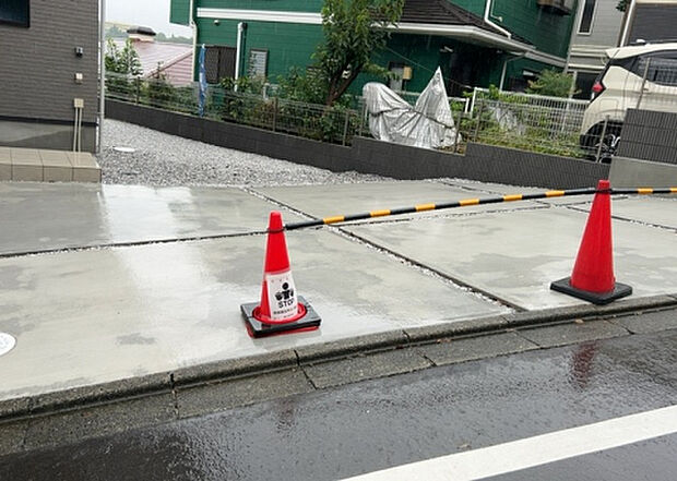【駐車場】駐車場と明記されていても、最小スペースでつくられた駐車場だと大型車は駐車できなかったり、出入りしにくくなったりする可能性があります。お車のサイズと購入したい物件の駐車場のサイズを現地で確認しましょう。
