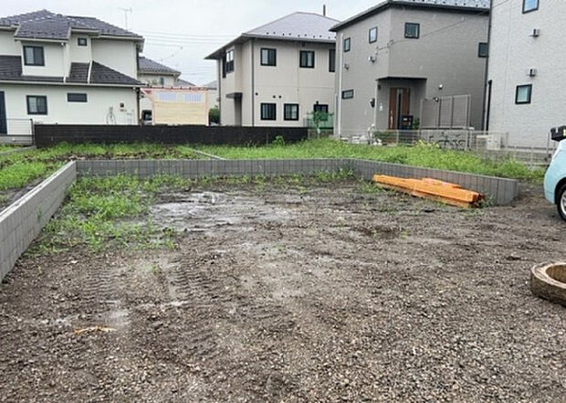 【玄関】玄関は家の顔でもあり、家族以外の目にも止まる場所です。玄関は外との間を仕切る扉、靴などをしまっておく収納スペース、靴脱ぎのたたきスペース、来客とのやり取りをするドアホンなど複数のアイテムからなります。