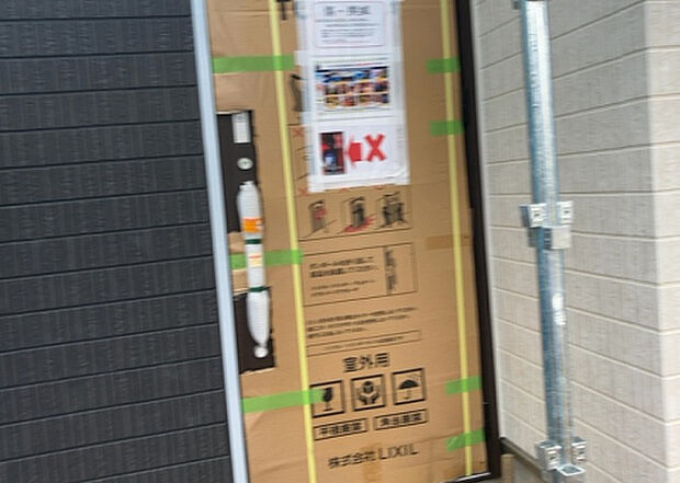 【玄関_2】玄関は、狭すぎると複数人で使いにくく、広すぎても無駄な空間になりがちです。最低2畳を目安にして、家の広さとの兼ね合いや家族の人数を考慮して決めるとよいでしょう。現地を見学して快適な玄関を選びましょう!