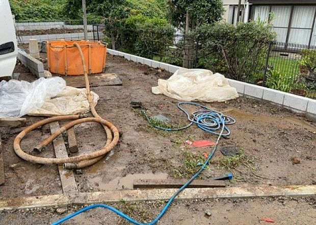 【その他設備】敷地内には、散水栓や立水栓があります。水道水を直接利用できるため、水を運ぶ手間を省くことが出来ます。大量の水を必要とする洗車作業や清掃などに役立ちます。その他設備とあわせて、現地でご確認ください。