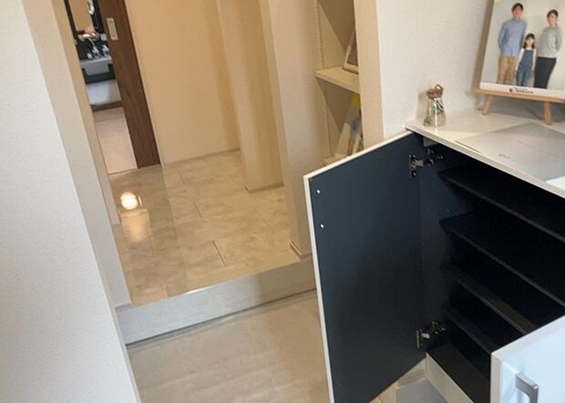 【玄関収納】玄関収納は、靴や傘、コートなどをスッキリと収納できるだけでなく、来客時に見せる顔となるため、家の顔とも言えます。収納量だけでなく、デザイン性も重視したいところです。ミラー付きの収納であれば、外出前の身だしなみチェックにも便利です。