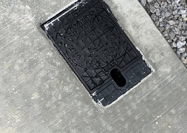 【その他設備】敷地内には、散水栓や立水栓があります。水道水を直接利用できるため、水を運ぶ手間を省くことが出来ます。大量の水を必要とする洗車作業や清掃などに役立ちます。その他設備とあわせて、現地でご確認ください。