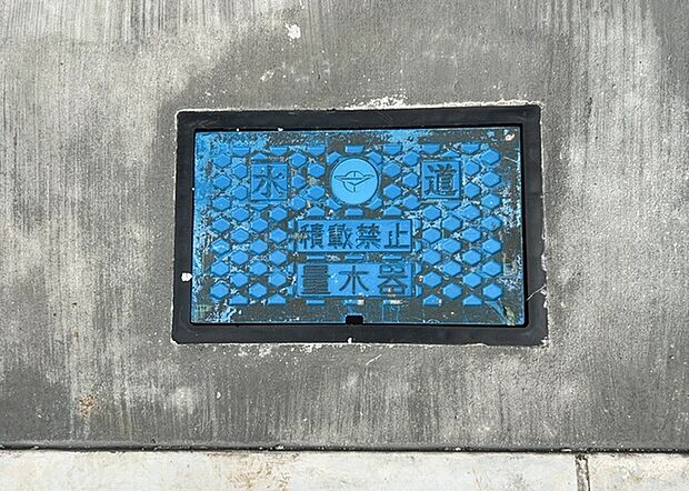【外水栓】外水栓は、庭の水やりや洗車など、様々な用途に使える便利な設備です。ホースがしっかりと接続できるもの、水圧が安定しているものなど、使い勝手の良いものを選びましょう。また、凍結防止機能が付いているものなら、冬場でも安心して使用できます。