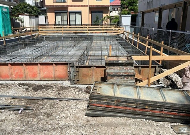 【玄関_2】玄関は、狭すぎると複数人で使いにくく、広すぎても無駄な空間になりがちです。最低2畳を目安にして、家の広さとの兼ね合いや家族の人数を考慮して決めるとよいでしょう。現地を見学して快適な玄関を選びましょう!
