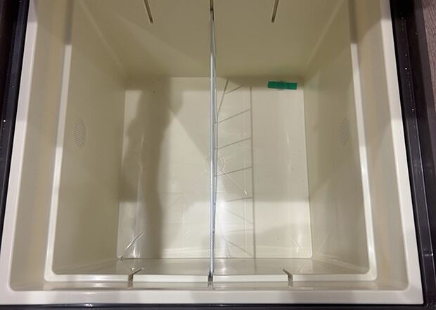 【キッチン床下収納】キッチン床下収納は、調理器具や食器などをスッキリと収納できる便利なスペースです。収納量が多いもの、引き出しがスムーズに開閉するものなど、使い勝手の良いものを選ぶことが大切です。また、湿気がこもりやすい場所なので、通気性の良いものを選ぶこともおすすめです。