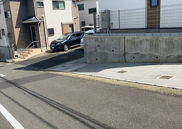 【前面道路含む現地写真_2】お持ちの車種によっては前面道路が広い方が便利でしょう。しかし、前面道路が広ければその分交通量が多くなるため、騒音などが気になる場合があります。実際に現地を見学し、周辺交通量や騒音などを確認しましょう!