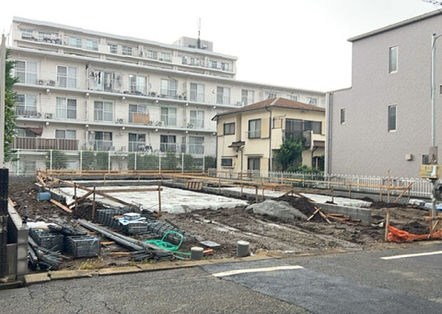 【駐車場】駐車場と明記されていても、最小スペースでつくられた駐車場だと大型車は駐車できなかったり、出入りしにくくなったりする可能性があります。お車のサイズと購入したい物件の駐車場のサイズを現地で確認しましょう。