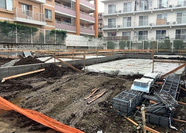 【庭】庭があることでガーデニングや家庭菜園はもちろん、こどもの遊び場やペットを放して遊ぶことができます。また、家の周囲に余裕があるということです。隣地との間があれば、十分な日当たりと、風通しが確保できます。