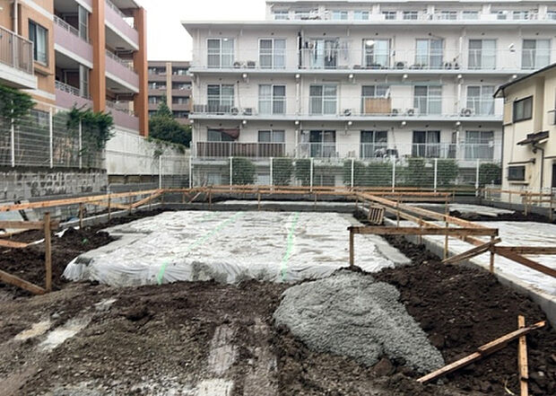 【庭】庭があることでガーデニングや家庭菜園はもちろん、こどもの遊び場やペットを放して遊ぶことができます。また、家の周囲に余裕があるということです。隣地との間があれば、十分な日当たりと、風通しが確保できます。