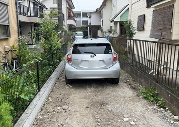 【駐車場】駐車場と明記されていても、最小スペースでつくられた駐車場だと大型車は駐車できなかったり、出入りしにくくなったりする可能性があります。お車のサイズと購入したい物件の駐車場のサイズを現地で確認しましょう。