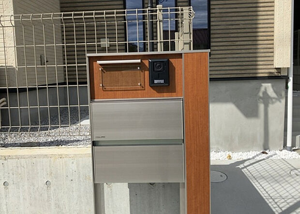 【その他設備】敷地内には、散水栓や立水栓があります。水道水を直接利用できるため、水を運ぶ手間を省くことが出来ます。大量の水を必要とする洗車作業や清掃などに役立ちます。その他設備とあわせて、現地でご確認ください。