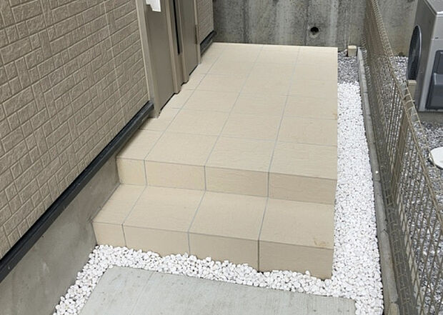 【玄関_2】玄関は、狭すぎると複数人で使いにくく、広すぎても無駄な空間になりがちです。最低2畳を目安にして、家の広さとの兼ね合いや家族の人数を考慮して決めるとよいでしょう。現地を見学して快適な玄関を選びましょう！