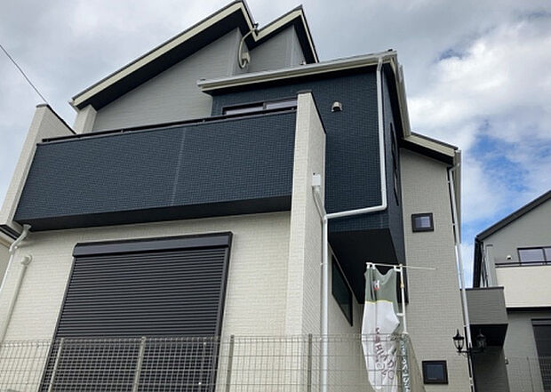 【庭_2】庭のある家に住むことのメリットとして、子どもたちの遊び場を確保できること、ガーデニングや家庭菜園を楽しめること、明るさを確保できることがあります。また、配置を工夫することでプライバシーが確保できます。
