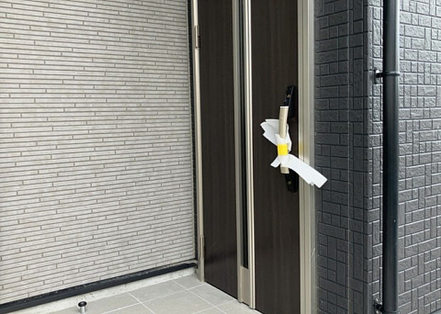 【玄関】玄関は家の顔でもあり、家族以外の目にも止まる場所です。玄関は外との間を仕切る扉、靴などをしまっておく収納スペース、靴脱ぎのたたきスペース、来客とのやり取りをするドアホンなど複数のアイテムからなります。