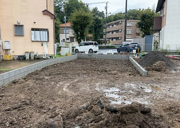 【玄関_2】玄関は、狭すぎると複数人で使いにくく、広すぎても無駄な空間になりがちです。最低2畳を目安にして、家の広さとの兼ね合いや家族の人数を考慮して決めるとよいでしょう。現地を見学して快適な玄関を選びましょう!
