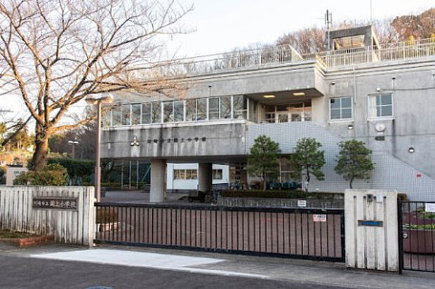 川崎市立岡上小学校(約1,660m)