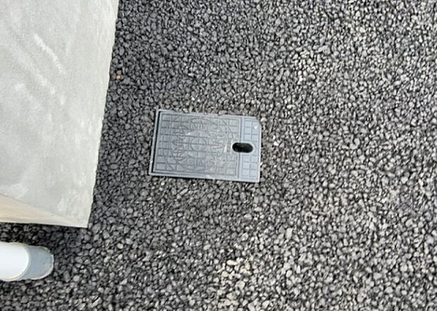 【その他設備】敷地内には、散水栓や立水栓があります。水道水を直接利用できるため、水を運ぶ手間を省くことが出来ます。大量の水を必要とする洗車作業や清掃などに役立ちます。その他設備とあわせて、現地でご確認ください。