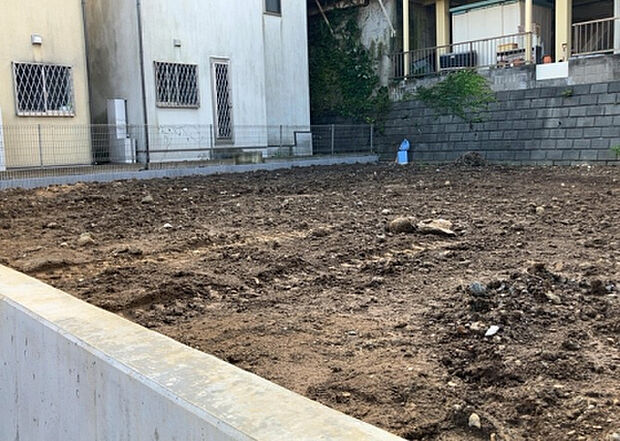 【玄関_2】玄関は、狭すぎると複数人で使いにくく、広すぎても無駄な空間になりがちです。最低2畳を目安にして、家の広さとの兼ね合いや家族の人数を考慮して決めるとよいでしょう。現地を見学して快適な玄関を選びましょう!