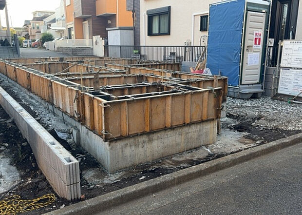 【外観_3】現地に行くなら、物件の周囲の地形がどうなっているかを見ることも大切です。周辺より低くなっている土地では、大雨などで水が集まりやすいため、地盤が弱くなっているということも考えられるため、注意が必要です。