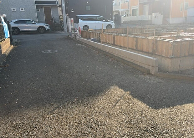 【前面道路含む現地写真_2】前面道路の幅員や歩道の有無、近隣の建物との距離感などは、実際の生活の利便性や安全性に大きく影響します。複数のアングルから前面道路の状況を確認することで、より具体的に生活イメージを描けます。