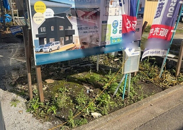 【庭_2】庭のある家に住むことのメリットとして、子どもたちの遊び場を確保できること、ガーデニングや家庭菜園を楽しめること、明るさを確保できることがあります。また、配置を工夫することでプライバシーが確保できます。