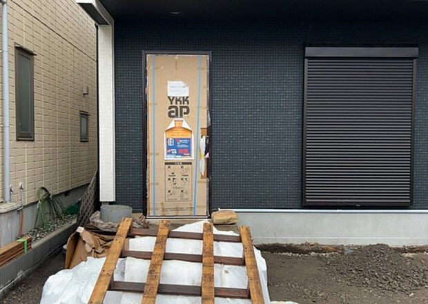【玄関_2】玄関は、狭すぎると複数人で使いにくく、広すぎても無駄な空間になりがちです。最低2畳を目安にして、家の広さとの兼ね合いや家族の人数を考慮して決めるとよいでしょう。現地を見学して快適な玄関を選びましょう!