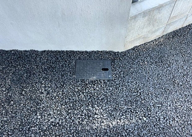 【その他設備】敷地内には、散水栓や立水栓があります。水道水を直接利用できるため、水を運ぶ手間を省くことが出来ます。大量の水を必要とする洗車作業や清掃などに役立ちます。その他設備とあわせて、現地でご確認ください。