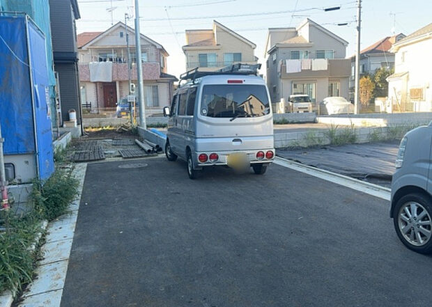 【前面道路含む現地写真_2】前面道路の幅員や歩道の有無、近隣の建物との距離感などは、実際の生活の利便性や安全性に大きく影響します。複数のアングルから前面道路の状況を確認することで、より具体的に生活イメージを描けます。