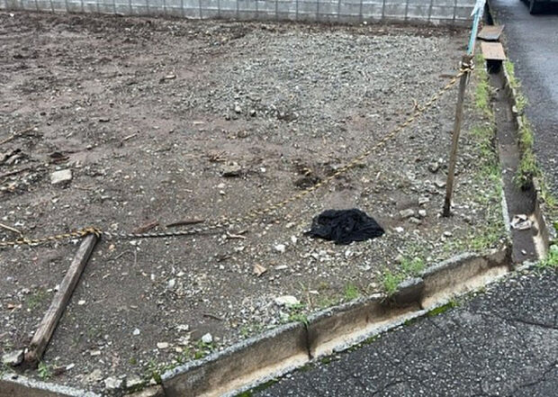 【駐車場_2】駐車場と明記されていても、最小スペースでつくられた駐車場だと大型車は駐車できなかったり、出入りしにくくなったりする可能性があります。お車のサイズと購入したい物件の駐車場のサイズを現地で確認しましょう。