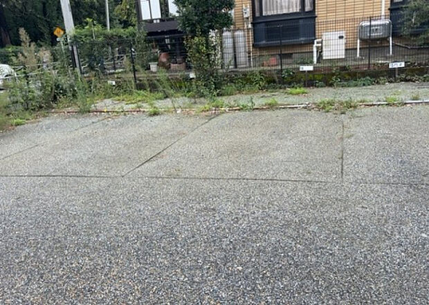 【駐車場_2】駐車場と明記されていても、最小スペースでつくられた駐車場だと大型車は駐車できなかったり、出入りしにくくなったりする可能性があります。お車のサイズと購入したい物件の駐車場のサイズを現地で確認しましょう。