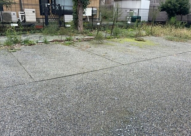 【庭_2】庭のある家に住むことのメリットとして、子どもたちの遊び場を確保できること、ガーデニングや家庭菜園を楽しめること、明るさを確保できることがあります。また、配置を工夫することでプライバシーが確保できます。
