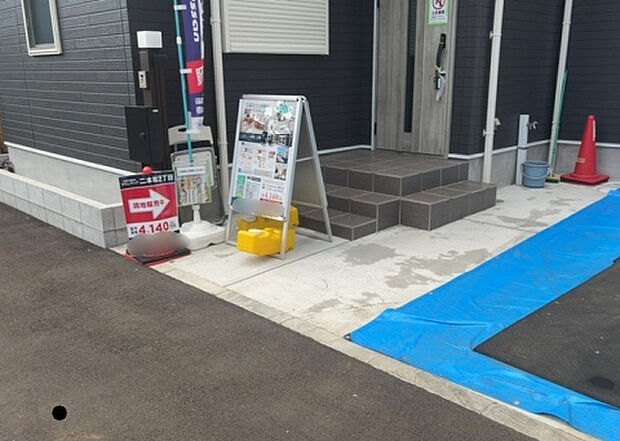 【庭】庭があることでガーデニングや家庭菜園はもちろん、こどもの遊び場やペットを放して遊ぶことができます。また、家の周囲に余裕があるということです。隣地との間があれば、十分な日当たりと、風通しが確保できます。