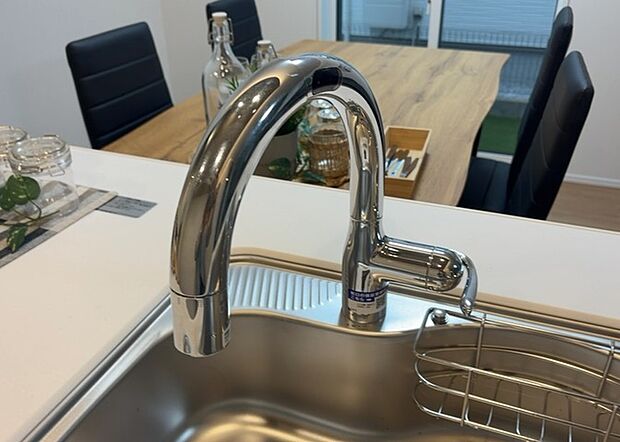【キッチン水栓】キッチン水栓は、毎日必ず使うものだからこそ、使いやすさが重要です。シャワーヘッドの切り替えがスムーズか、吐水量が調節できるか、水しぶきが飛び散りにくい構造か、浄水機能が付いているかなど、日々の家事を快適にするための機能が数多くあります。また、デザインも多種多様なので、キッチン全体の雰囲気に合わせたものを選ぶことができます。