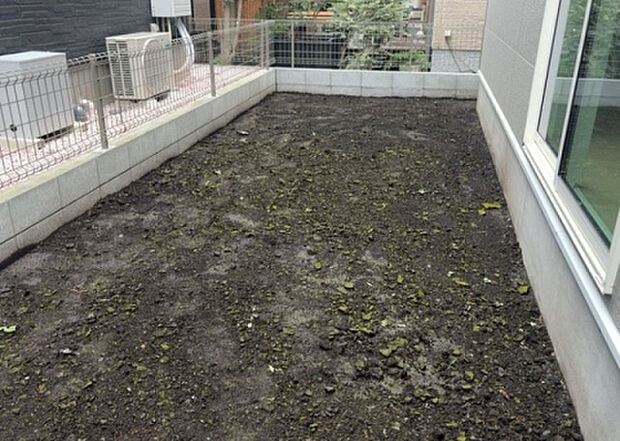 【庭】庭があることでガーデニングや家庭菜園はもちろん、こどもの遊び場やペットを放して遊ぶことができます。また、家の周囲に余裕があるということです。隣地との間があれば、十分な日当たりと、風通しが確保できます。