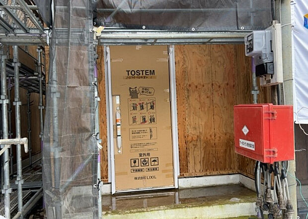 【玄関_2】玄関は、狭すぎると複数人で使いにくく、広すぎても無駄な空間になりがちです。最低2畳を目安にして、家の広さとの兼ね合いや家族の人数を考慮して決めるとよいでしょう。現地を見学して快適な玄関を選びましょう！