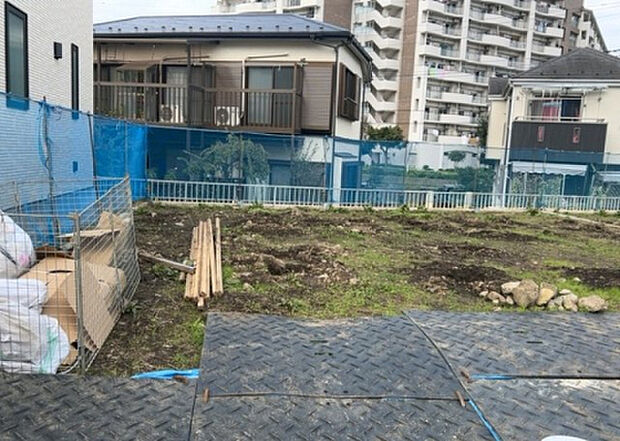 【玄関】玄関は家の顔でもあり、家族以外の目にも止まる場所です。玄関は外との間を仕切る扉、靴などをしまっておく収納スペース、靴脱ぎのたたきスペース、来客とのやり取りをするドアホンなど複数のアイテムからなります。