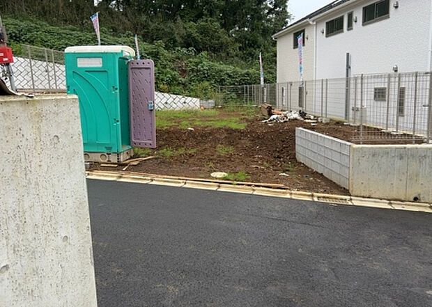 【物件からの展望_2】眺望を気にして物件を探す場合、前面に建物が建っていないか現地で確認しましょう!前面に建物があると景色はもちろん、日当たりや風通しにも影響が出てきます。住んだ時のことを想像しながら現地見学をしましょう。