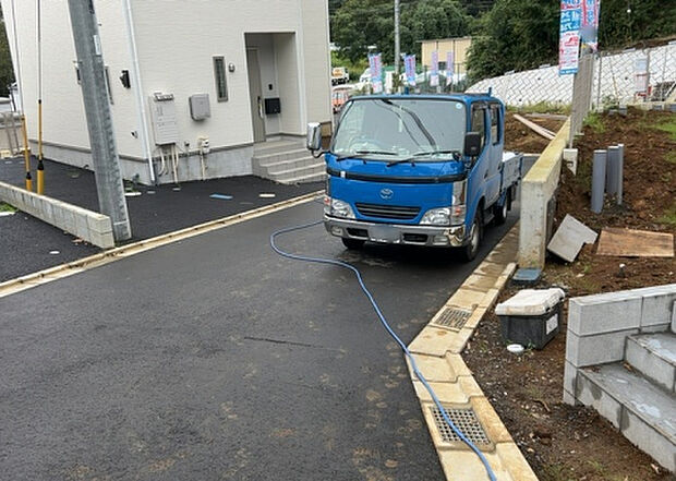 【前面道路含む現地写真_3】お持ちの車種によっては前面道路が広い方が便利でしょう。しかし、前面道路が広ければその分交通量が多くなるため、騒音などが気になる場合があります。実際に現地を見学し、周辺交通量や騒音などを確認しましょう!