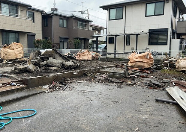 【玄関_2】玄関は、狭すぎると複数人で使いにくく、広すぎても無駄な空間になりがちです。最低2畳を目安にして、家の広さとの兼ね合いや家族の人数を考慮して決めるとよいでしょう。現地を見学して快適な玄関を選びましょう！