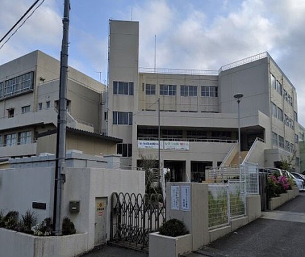 戸室小学校(約913m)